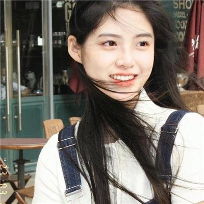 她背后的那双手